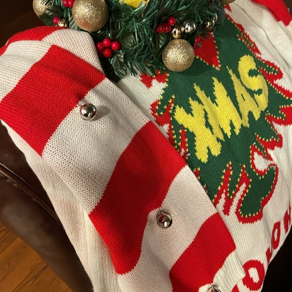 Men’s 3x Grinch Sweater and Vinyl Crown with lights worn once for < 15 mins 4pic - Picture 6 of 10